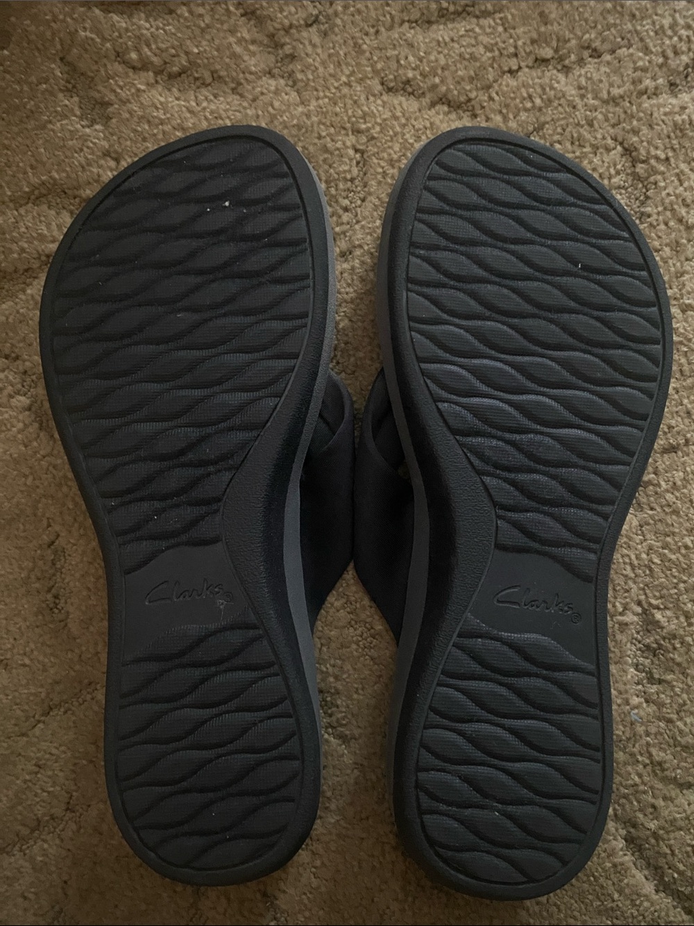 Clark’s Cloud Stepper Black and Gray Cushioned Thong Sandals - Picture 2 of 5